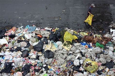 Quezon City rolls out ‘trash to cash’ program .